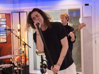 Lucas Hamming zingt lente anthem live