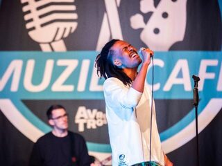 Jeangu Macrooy laat Birth Of A New Age live horen bij Muziekcafé