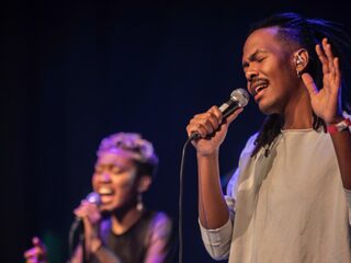Jeangu Macrooy en Blanks met liveoptreden in Muziekcafé
