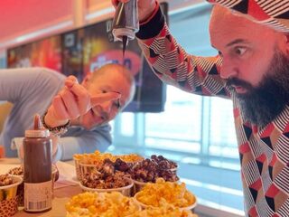 Tv-kok Ramon Brugman maakt chocolate covered popcorn met krokante pinda, chocolade saus en zoute karamel