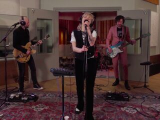 Krezip speelt speciale bonusversie van Seventeen live