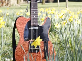 Viktor Mei heeft zijn stempotloden gitaar nu al klaar