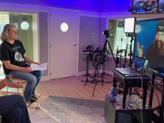 Mike en Suzanne in gesprek met gitaarbaas John Petrucci