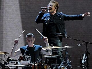 U2-drummer Larry Mullen Jr. gebruikt drumstel op eigen manier