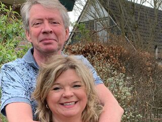 Brigitta vraagt een bijzonder nummer aan voor haar man Eric