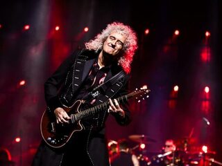 Brian May geeft muziekles vanuit zijn woonkamer