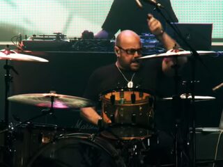 Zoon John Bonham speelt drumsolo-duet met overleden vader