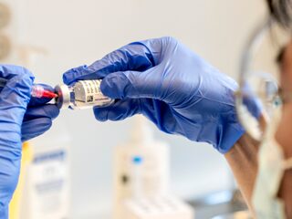 Epidemioloog Dick Bijl over wachten met nemen van het vaccin