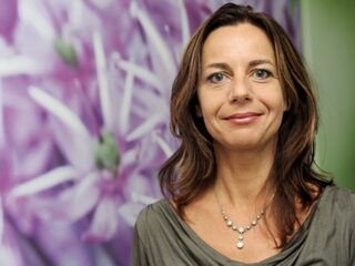 Directeur Bijwerkingencentrum Lareb: 'Bijwerkingen vaccins beter benoemen dan onder het tapijt vegen'