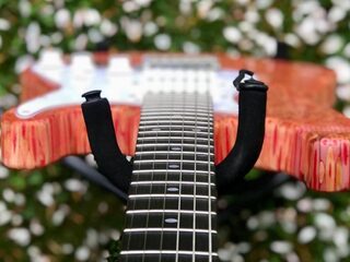 Jan-Willem Start Op veilt gitaar voor het goede doel