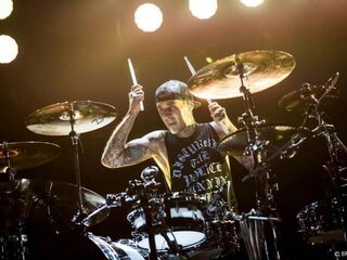 Travis Barker van blink-182 geëerd in Het Gouden Trommelvlies