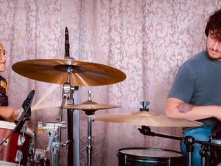 Arctic Monkeys' Matt Helders speelt drumduet met elfjarige Nandi Bushell