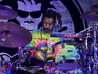 Drum-'n-bass drummer Beanie Bhebhe deelt rake en snelle klappen uit