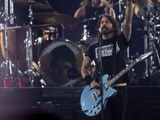 Foo Fighters gaan voor disco met Bee Gees-cover