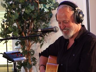 Rowwen Hèze speelt Vlinder ter nagedachtenis aan Peter R. de Vries