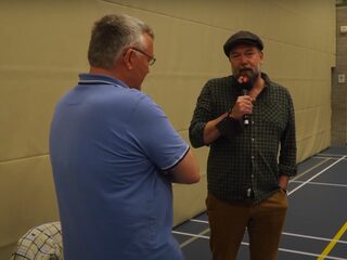 Jeroen spreekt met Limburger Jan die zijn woning moest verlaten door hoog water