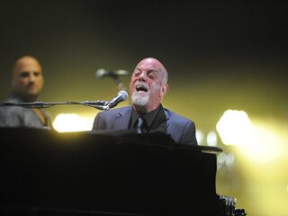 In Leningrad zingt Billy Joel over vriendschap met een clown