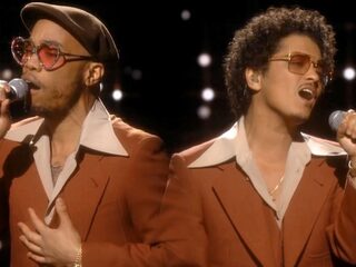 Bruno Mars en Anderson .Paak terug als Silk Sonic met Skate