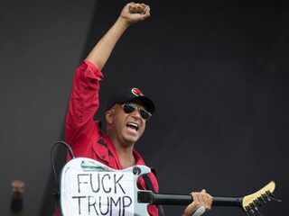 Tom Morello covert Highway To Hell met Bruce Springsteen en Eddie Vedder
