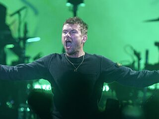 Gorillaz toveren The Cure's Robert Smith op podium tijdens show voor de zorg