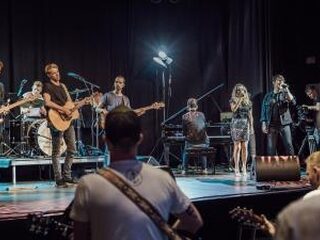 Bart, 3Js, Krystl en luisteraars spelen 'Fix You' voor Minouche