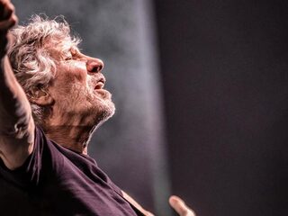 Roger Waters bouwt emotionele muur in klassieker Another Brick In The Wall