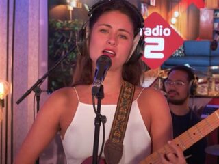 Lorrèn zorgt voor warmte in de studio met liveversie van Tropical Commotion