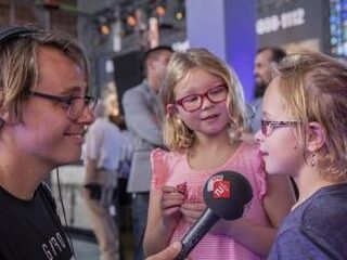 Isabelle (7) en Anne (9) doneren geld voor Sulawesi