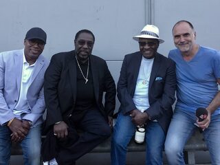Leo brengt tijd door met The O'Jays
