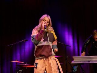 Davina Michelle speelt nieuwe single live en vertelt over eigen documentaire