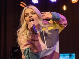 Songfestivaljurk Davina Michelle is spectaculaire megaklus