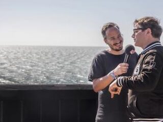 Frank spreekt Guus Meeuwis backstage