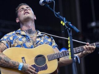 Douwe Bob steekt hart onder de riem met nieuwe single
