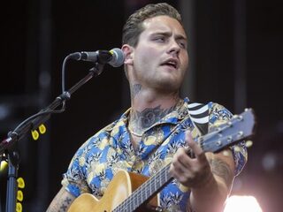Douwe Bob over liedje Jesus: 'Ik neem Jezus een beetje in de maling'