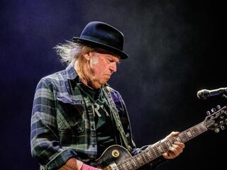 Neil Young covert ‘The Times They Are A-Changin’ van Bob Dylan