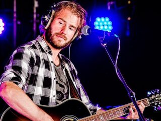 Tim Akkerman toont zich beste zanger met 'Dance Tonight'