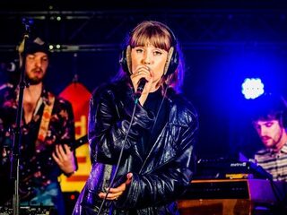 Bart verrast Darlyn live via e-mail met de TopSong