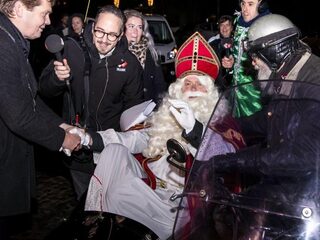 Sinterklaas met veel bombarie onthaald bij de Stembus