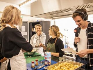 Thijs neemt een kijkje in de keuken bij het Stoelenproject