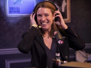 Caroline Brouwer omarmt metal in nieuwe podcast De Harde Bonanza