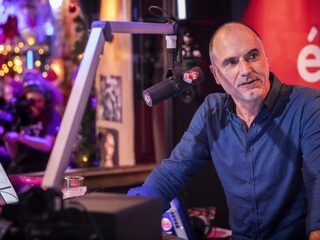 Speel vanavond de Top 2000 Pubquiz met Leo Blokhuis