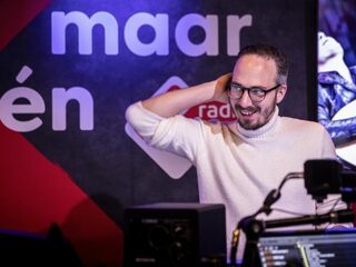 Honderden mensen blijven #wakker voor de Top 2000