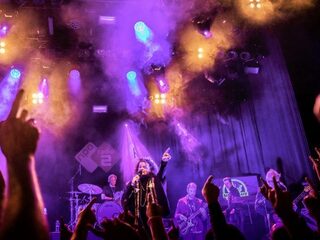 Kijk hier het geweldige concert van DI-RECT bij Muziekcafé terug