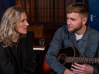 Waarom hebben muzikanten een oortje in tijdens optredens?