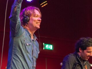 Van Dik Hout heeft een mooie cover gemaakt van 'Seven Bridges Road'