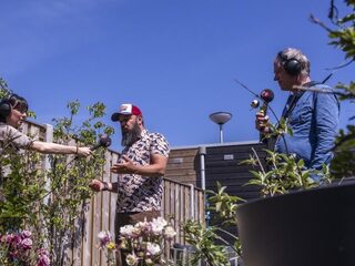 Stefan en Emmely op bezoek in de tuin bij imker en kok Ramon Brugman