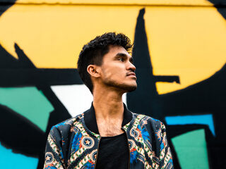 One'sy ontvangt zanger Leonard Luka in Simone's Songlines