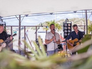 Kijk nu: Racoon speelt Nederlandstalige set als opening van Muziekcafé XL
