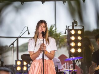 Kijk nu: Maan, Racoon, BLØF en meer live tijdens Muziekcafé XL