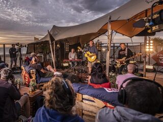 Kijk nu: BLØF brengt festivalgevoel naar Zeeuwse kust tijdens Muziekcafé XL